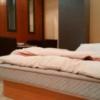 HOTEL KATSURA(カツラ)(台東区/ラブホテル)の写真『203号室：ローアングルからベッド、椅子＆テーブルを撮影(ベッドは低いタイプ)』by オレの地雷を越えてゆけ！