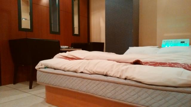 HOTEL KATSURA(カツラ)(台東区/ラブホテル)の写真『203号室：ローアングルからベッド、椅子＆テーブルを撮影(ベッドは低いタイプ)』by オレの地雷を越えてゆけ！