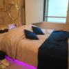 HOTEL SARA 錦糸町(墨田区/ラブホテル)の写真『204号室  ベッド頭部、ベッド周り、窓（片面明け）』by ルーリー９nine