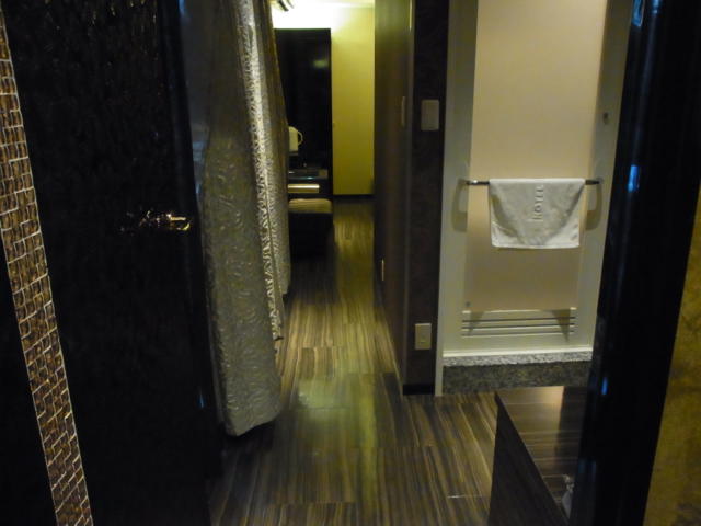 ホテル ルアラ(渋谷区/ラブホテル)の写真『301号室 入口より （右手に洗面と内風呂、左手に露天風呂、奥に寝室）』by ホテルレポったー