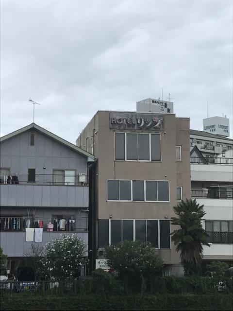 リップホテル(宇都宮市/ラブホテル)の写真『田川を挟んでの昼過ぎの外観①』by 少佐