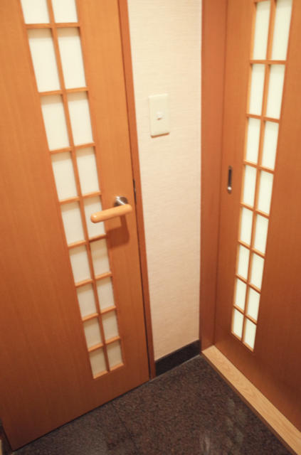 HOTEL Perrier(ペリエ)(新宿区/ラブホテル)の写真『407号室　玄関　（左手がトイレ、右手がメインルーム）』by INA69