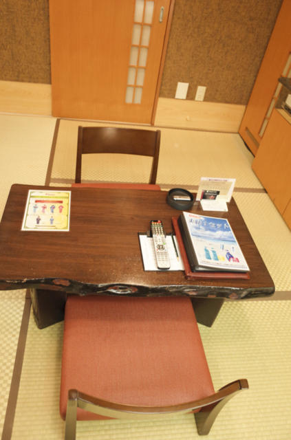 HOTEL Perrier(ペリエ)(新宿区/ラブホテル)の写真『407号室　座椅子とテーブル』by INA69