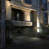 ホテル クロスウェイ(水戸市/ラブホテル)の写真『夜の駐車場出入り口と外観』by 少佐