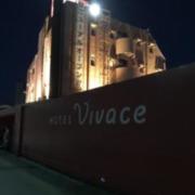HOTEL Vivace（ビバーチェ）(水戸市/ラブホテル)の写真『夜の外観⑥』by 少佐