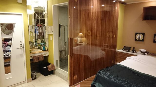 GRAND CARIBBEAN PRIVATE HOTEL(東村山市/ラブホテル)の写真『103号室 ベッド、奥に洗面、風呂等。ベッドより大きな扉が……』by クーヘン
