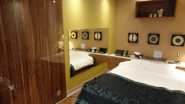 GRAND CARIBBEAN PRIVATE HOTEL(東村山市/ラブホテル)の写真『103号室 扉を動かすとベッド横に鏡出現！』by クーヘン