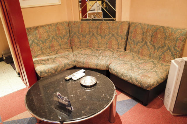 ホテル MOA(モア)(川崎市川崎区/ラブホテル)の写真『302号室　ゆったりソファーとテーブル』by INA69