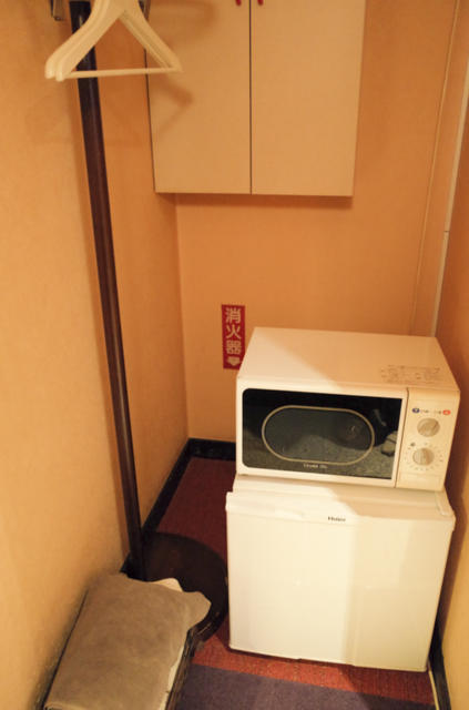 ホテル MOA(モア)(川崎市川崎区/ラブホテル)の写真『302号室　浴槽隣の謎のスペースにハンガー、持ち込み用冷蔵庫、電子レンジ』by INA69