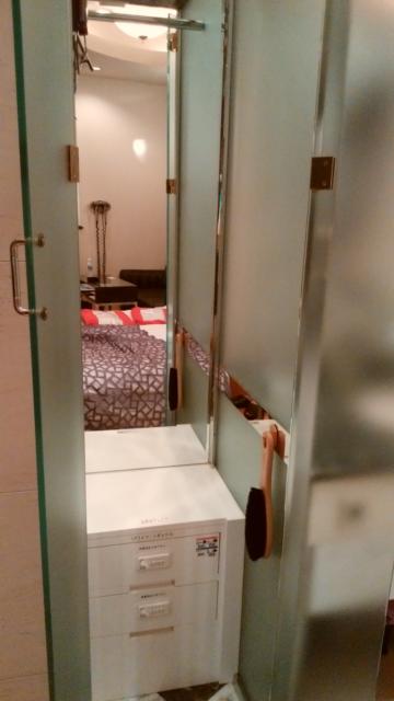 APIO(アピオ)(台東区/ラブホテル)の写真『311号室：クローゼット(下の白いBoxは貴重品入れが2つ)』by オレの地雷を越えてゆけ！