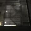 HOTEL UKIUKI(ウキウキ)(千葉市中央区/ラブホテル)の写真『夜の外観・西側(避難階段)』by 少佐