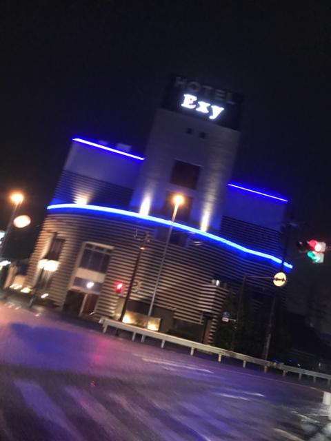 EXY(エクシー)(海老名市/ラブホテル)の写真『夜の外観(車窓から)①』by 少佐
