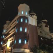 HOTEL FAMY（ファミー）(千葉市花見川区/ラブホテル)の写真『夜の外観・東側』by 少佐
