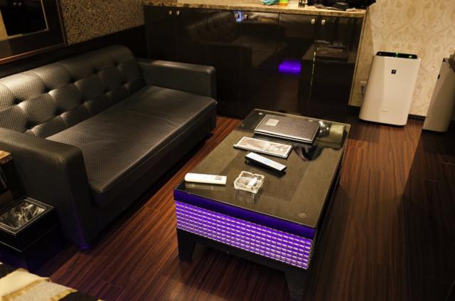 HOTEL SEKITEI(葛飾区/ラブホテル)の写真『403号室　ソファとテーブル』by INA69