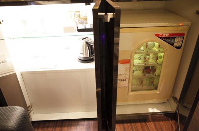 HOTEL SEKITEI(葛飾区/ラブホテル)の写真『403号室　コーヒーセットと販売用冷蔵庫　逆側に持ち込み用と電子レンジもあり』by INA69