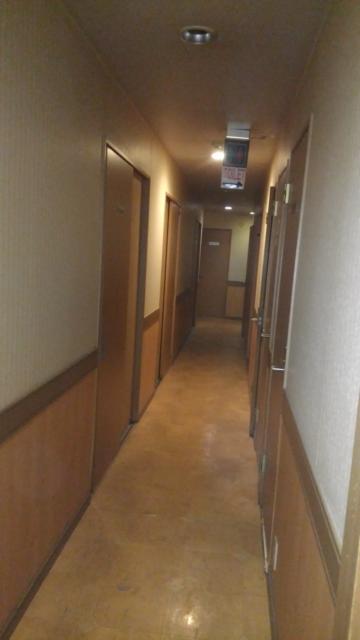 レンタルルーム ROOMS(新宿区/ラブホテル)の写真『12号室に行く通路』by 上戸 信二