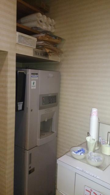 レンタルルーム ROOMS(新宿区/ラブホテル)の写真『待機所のドリンクマシーン』by 上戸 信二
