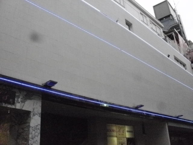 レンタルルーム ROOMS(新宿区/ラブホテル)の写真『昼の外観』by 情報屋Ｘ