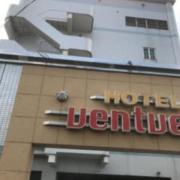 HOTEL Ventvert（ヴァンヴェール）(土浦市/ラブホテル)の写真『昼の外観(北側)と入口』by 少佐