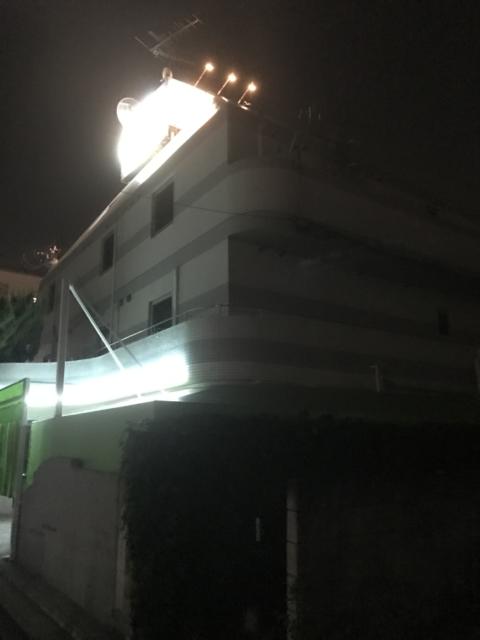 HOTEL HEVEN(ヘブン)(横浜市鶴見区/ラブホテル)の写真『夜の外観・南東側』by 少佐
