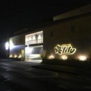 HOTEL lily（リリー）(千葉市若葉区/ラブホテル)の写真『夜の外観・南西側』by 少佐
