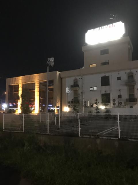 HOTEL Pa・sion（パシオン）(千葉市中央区/ラブホテル)の写真『夜の外観・西側③』by 少佐