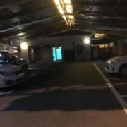 アンジェリーク(全国/ラブホテル)の写真『夜の南側駐車場の中と入口(左奥)』by 少佐