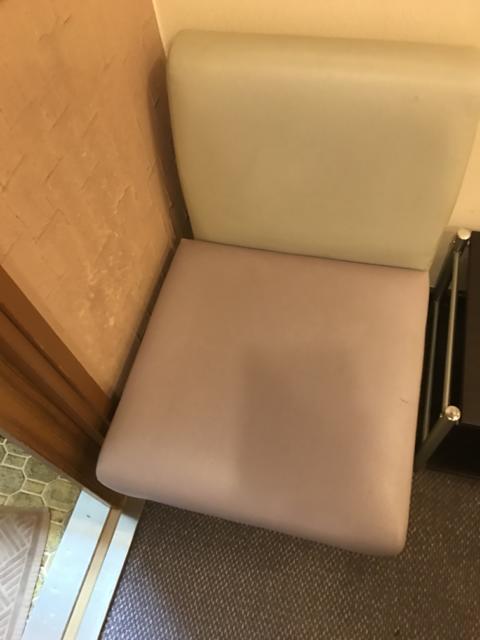 HOTEL BON（ボン）(新宿区/ラブホテル)の写真『101号室の椅子(キチンと2脚+テーブル有り)』by 少佐