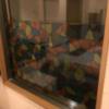 HOTEL BON（ボン）(新宿区/ラブホテル)の写真『浴室ガラスに貼られたステンドグラス風シール』by 少佐