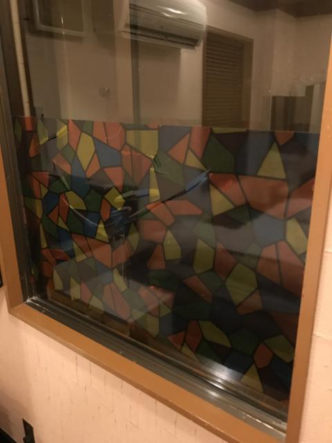 HOTEL BON（ボン）(新宿区/ラブホテル)の写真『浴室ガラスに貼られたステンドグラス風シール』by 少佐