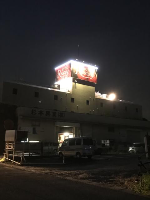 レステイ 八潮(八潮市/ラブホテル)の写真『夜の外観・南側』by 少佐