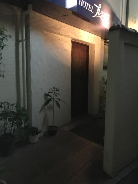 ホテル プレシャス(足立区/ラブホテル)の写真『夜の西側入口扉』by 少佐