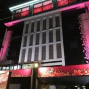 Hotel Papillon（パピヨン)(行田市/ラブホテル)の写真『夜の外観②』by 少佐