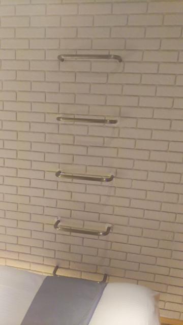 ホテル ウイズスイート(川越市/ラブホテル)の写真『402号室・ベッド脇の壁にある梯子のようなオブジェ』by 郷ひろし（運営スタッフ）