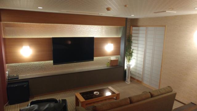 ホテルAYA(彩)(柏市/ラブホテル)の写真『309号室、壁掛けTV、左端に見えるのは持ち込み用冷蔵庫』by 来栖