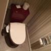 シャトン(新宿区/ラブホテル)の写真『106号室にトイレ 生理用品と予備のトイレットペーパー』by みこすりはん