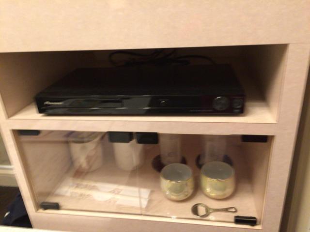 シャトン(新宿区/ラブホテル)の写真『106号室の備品 DVDプレイヤー・コップ類』by みこすりはん
