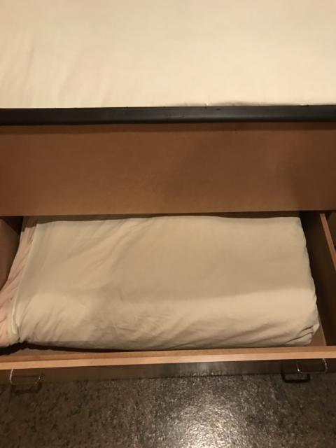 HOTEL i（アイ）(新宿区/ラブホテル)の写真『ベッド下の引き出しにある布団』by 少佐