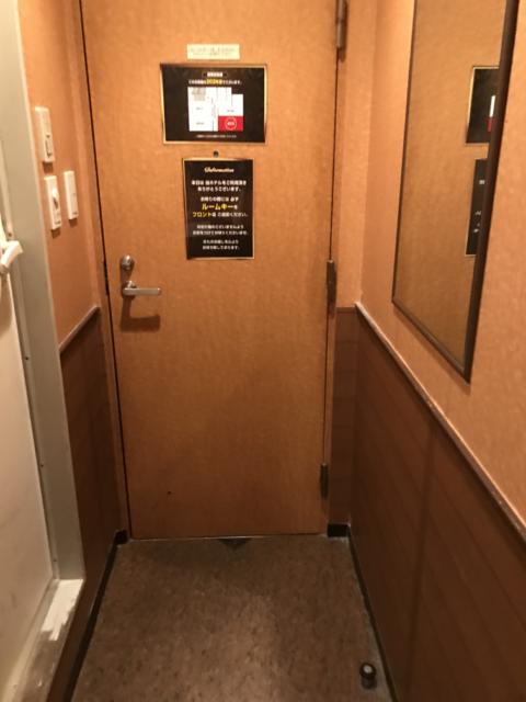 HOTEL i（アイ）(新宿区/ラブホテル)の写真『203号室の玄関』by 少佐