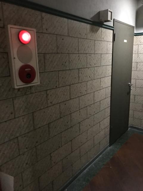HOTEL i（アイ）(新宿区/ラブホテル)の写真『2階の火報(地区ベル押しボタン)』by 少佐
