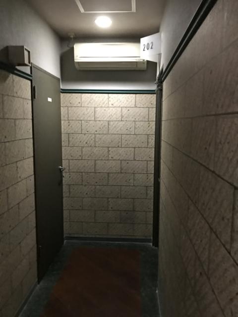 HOTEL i（アイ）(新宿区/ラブホテル)の写真『2階の廊下(202号室前)』by 少佐