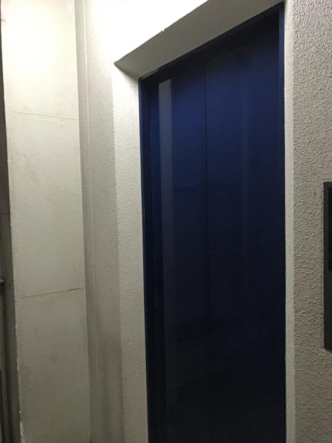 HOTEL i（アイ）(新宿区/ラブホテル)の写真『2階エレベーター』by 少佐