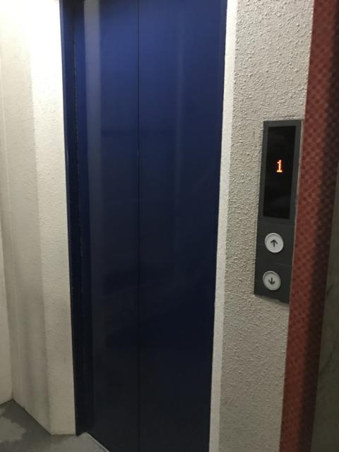HOTEL i（アイ）(新宿区/ラブホテル)の写真『2階エレベーター②』by 少佐