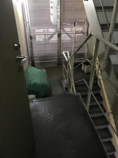 HOTEL i（アイ）(新宿区/ラブホテル)の写真『1階へ降りる避難階段』by 少佐