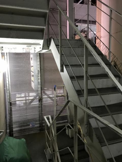 HOTEL i（アイ）(新宿区/ラブホテル)の写真『3階へ上がる避難階段』by 少佐