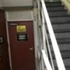 HOTEL i（アイ）(新宿区/ラブホテル)の写真『1階のエレベーターホールと避難階段』by 少佐
