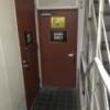 HOTEL i（アイ）(新宿区/ラブホテル)の写真『1階のエレベーターホール(左の扉の先にはフロント)』by 少佐
