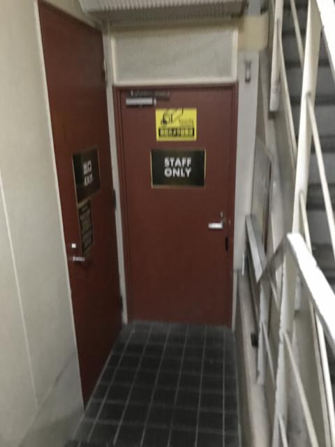 HOTEL i（アイ）(新宿区/ラブホテル)の写真『1階のエレベーターホール(左の扉の先にはフロント)』by 少佐
