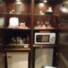 ホテルＷ(越谷市/ラブホテル)の写真『208号室、電気ポット、電子レンジ、有料冷蔵庫、持込み用冷蔵庫』by 来栖