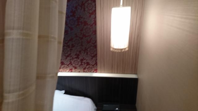 アラウダリゾート国立(国立市/ラブホテル)の写真『310号室、ベッド横の灯り』by おむすび